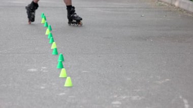 Silindir çeviklik işaretleyicilerle açık yapan skater.