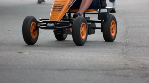 Hombre adulto cabalgando kart con pedales . — Vídeo de stock