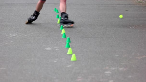 Hombre activo en el entrenamiento de patines . — Vídeo de stock