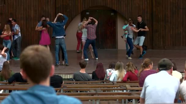 Tanzende Menschen auf der Bühne im Freien. — Stockvideo