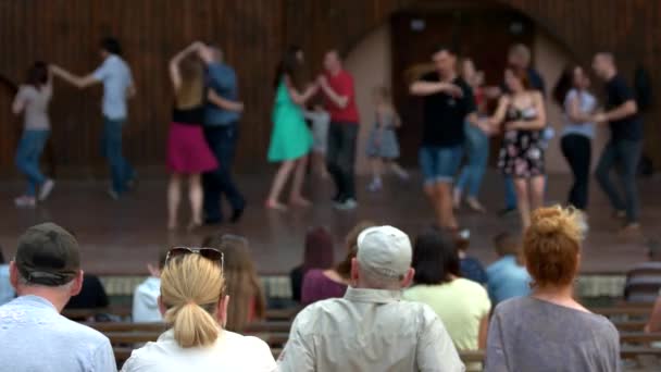 Dança ao ar livre no palco e espectadores focados . — Vídeo de Stock