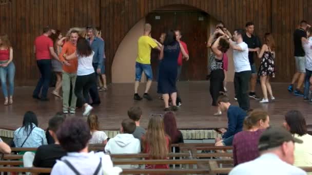 Πολλοί άνθρωποι που χορεύουν για εξωτερική διασκέδαση σχετικά με το στάδιο. — Αρχείο Βίντεο