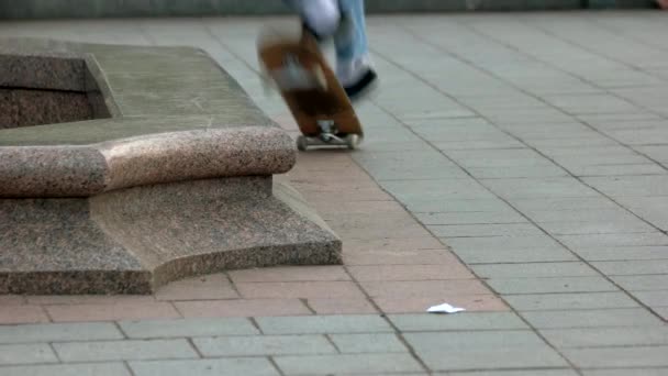 Skater springt auf Granitboden. — Stockvideo