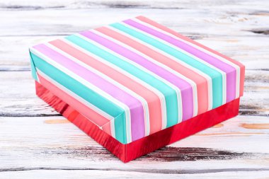 Çok renkli çizgili hediye kutusu.
