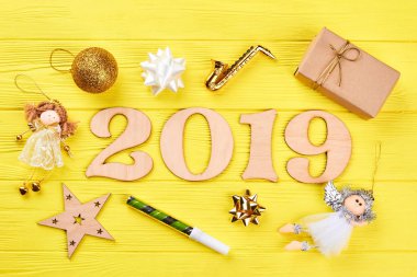 Ahşap numarası 2019 ve Noel süsler.
