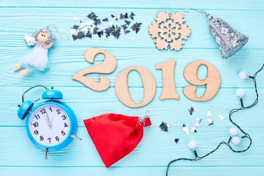 Ahşap arka planda Noel süslemeleri.