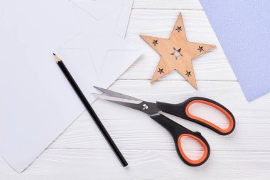 Makas, kalem, Noel yıldızı.