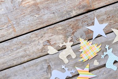 Ahşap arka plan christmas kağıt rakamlar.