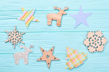 El yapımı yılbaşı ve Noel süslemeleri kümesi.