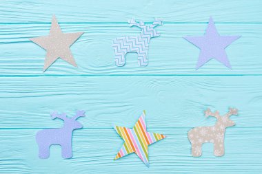 Desenli kağıttan oyma Noel süsler.