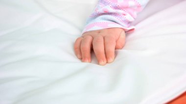 El bebek bebek kız.