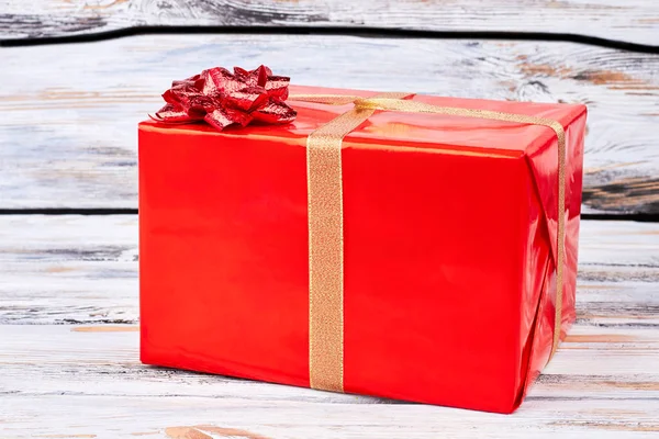 Caixa de presente de Natal grande vermelho . — Fotografia de Stock