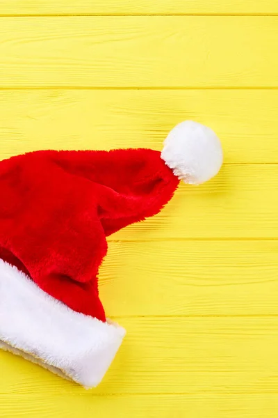 Chapéu de Papai Noel, fundo amarelo . — Fotografia de Stock