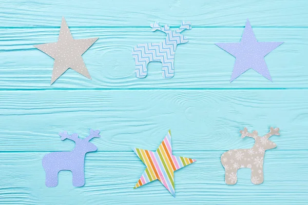 Desenli kağıttan oyma Noel süsler.