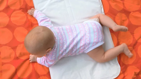 Младенец ползает на одеяле . — стоковое фото