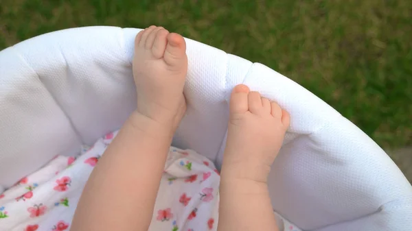 Голые ноги новорожденного ребенка . — стоковое фото