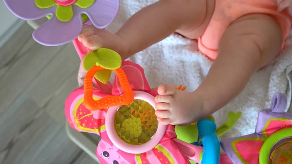 Piernas de bebé y juguetes de sonajero . —  Fotos de Stock