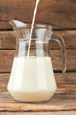 Bir sürahi içine dökülen süt.