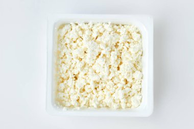 Süzme peynir plastik kap içinde.