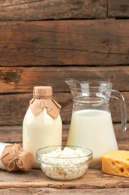 Antika ahşap zemin üzerine süt ve süt ürünleri.