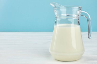 Süt şeffaf sürahi ve kopya uzayda.