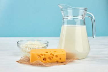 mavi zemin üzerine süt ve süt ürünleri.