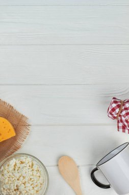 Süt ürünleri ve kopya alanı, üstten görünüm.