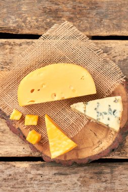 Peynir ahşap tahta üzerinde çeşitli türlü.