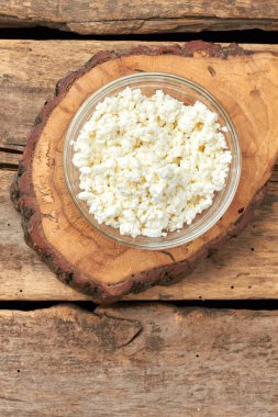 Süzme peynir doğal ahşap kase.