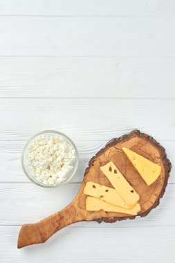 Süzme peynir ve Maasdam peynir.