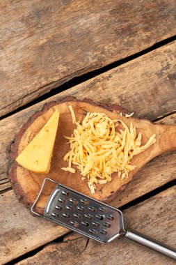 Peynir rustik arka planda, üstten görünüm.