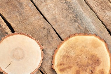 Ağaç dilimleri ahşap kurullarında.