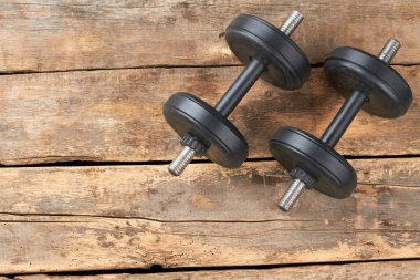 Fitness egzersiz donanımları ahşap arka plan üzerinde.