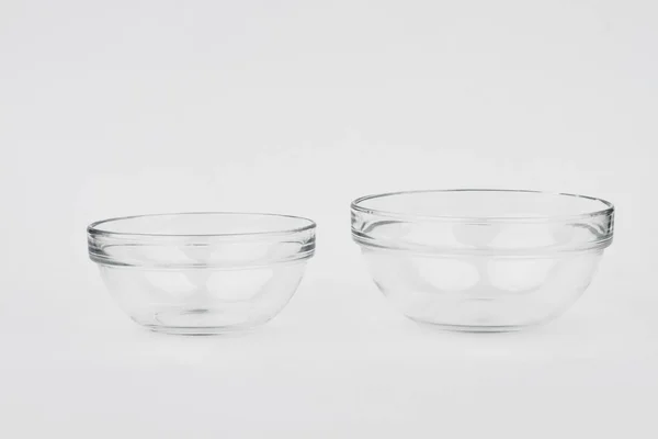 Twee transparante glazen kommen. — Stockfoto