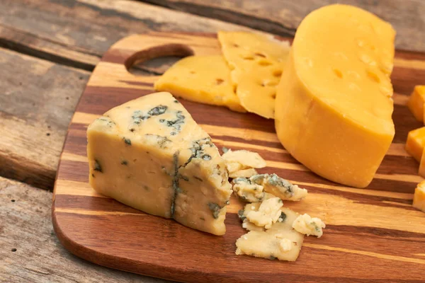 Cheese platter on wooden background. — Stock Photo, Image