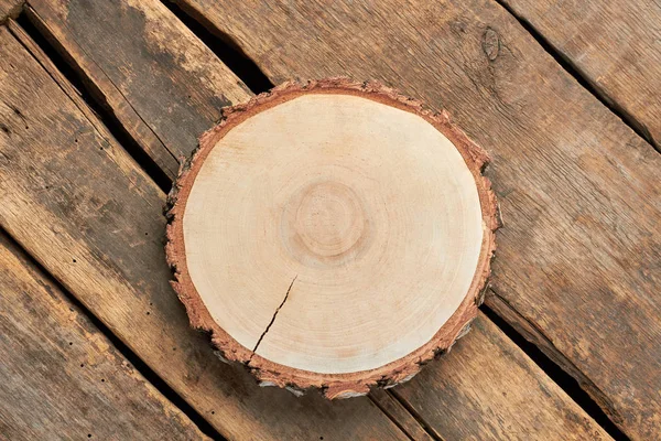 Runde Scheibe Holz auf rustikalem Untergrund. — Stockfoto