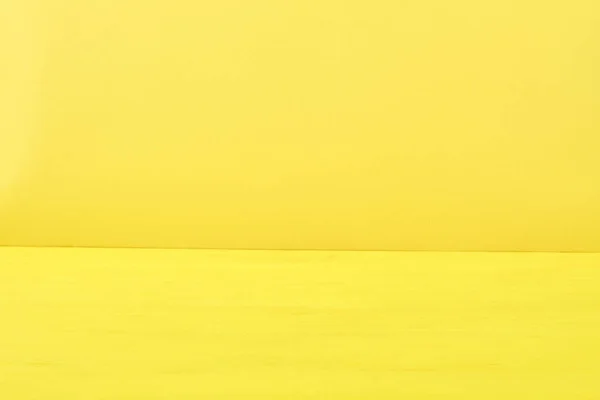 Fundo amarelo em branco . — Fotografia de Stock