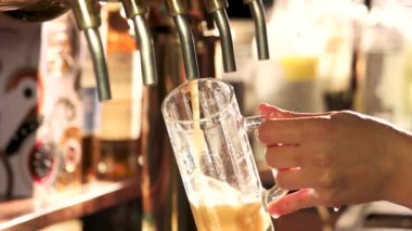 Barmen fıçı bira dolduruyor..