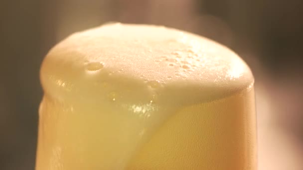 Corte de espuma de cerveza con cuchillo, primer plano . — Vídeo de stock