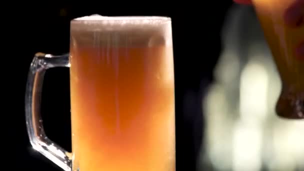 Versare il succo nella birra densa . — Video Stock