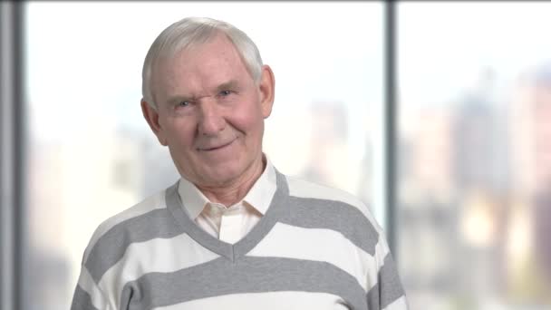 Abuelo sonriente sobre fondo borroso . — Vídeos de Stock