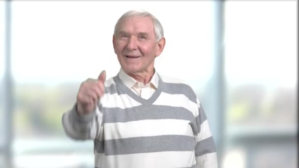 Veselý senior muž dává palec. — Stock video
