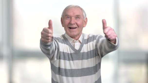 Senior giving thumb up with two hands. — Stock Video