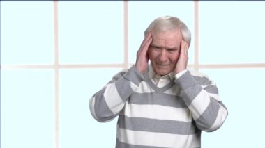 Yaşlı adam korkunç migren sahip.