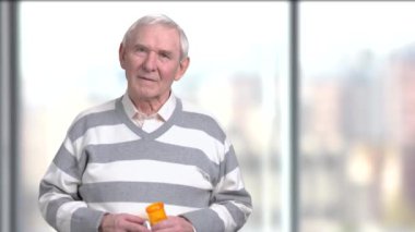 Haplarla, arka plan bulanık yaşlı kişi.