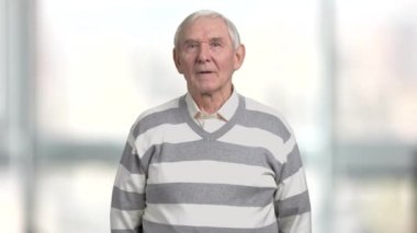 Savunarak ve parmak ile işaret kızgın büyük adam.