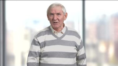 Duygusal kızgın emekli, arka plan bulanık.