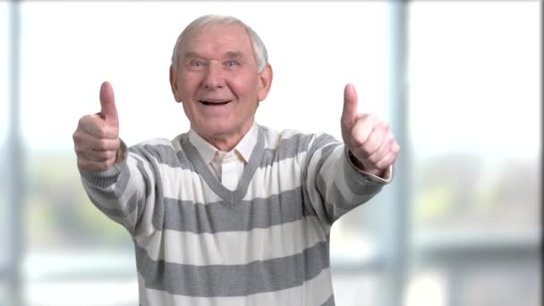 Krásný starý muž s dvěma tumbs nahoru. — Stock video