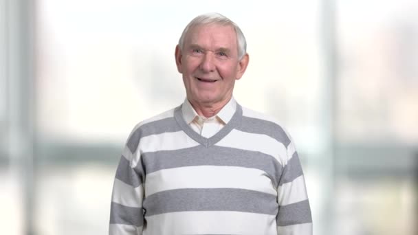 Elderly person is laughing, blurred background. — Stock Video