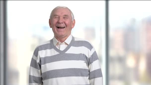 Older Man Laughing Blurred Background Senior Man Casual Wear Laughing — Stock Video